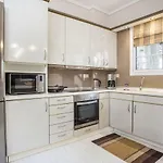 Flora's Place Апартаменты *